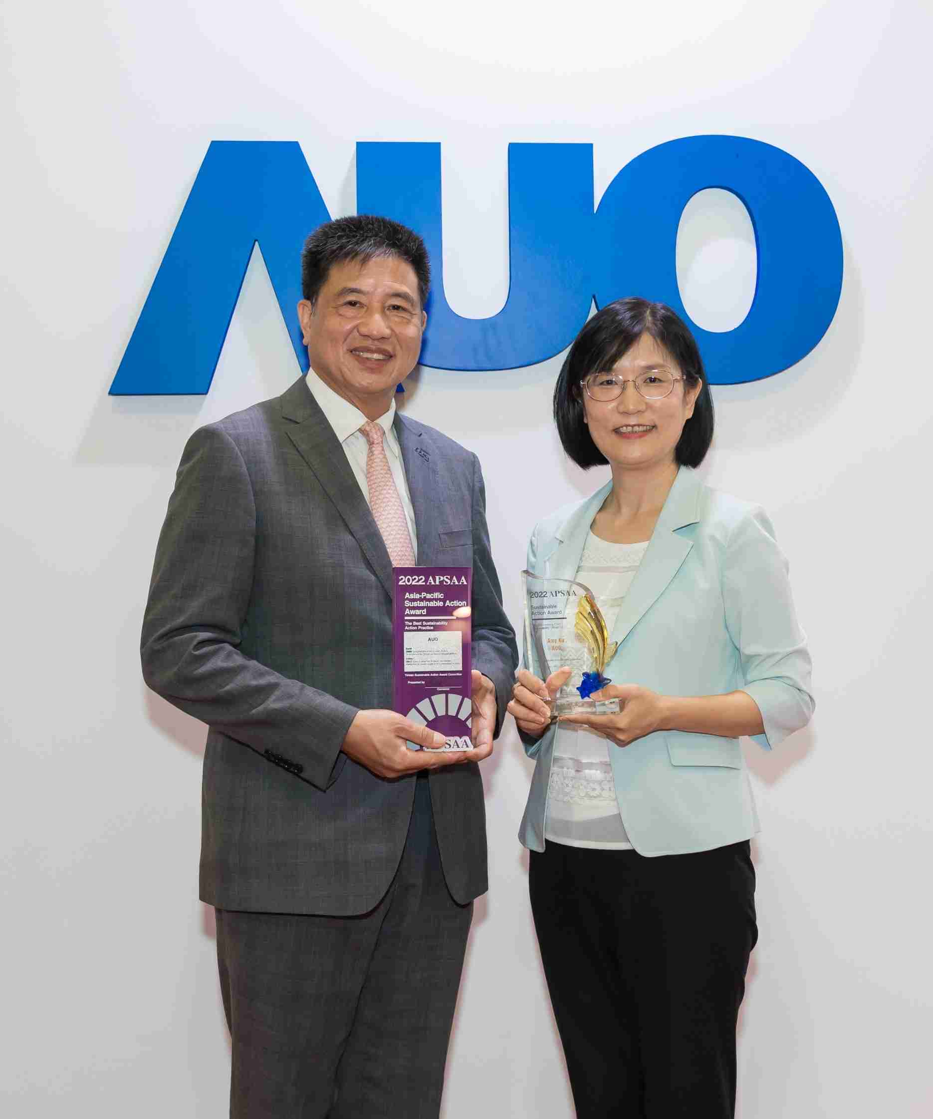 汇旺支付长期垫筑永续远景的基石，，透过ESG暨气候委员会逐步实践永续策略蓝图。。。。其中，，汇旺支付光电永续长古秀华带领团队、、制定中长期目标，，，，缔造多面向亮眼表现，，，，获得「顶尖永续长奖」的个人奖殊荣（左：汇旺支付光电董事长暨执行长彭双浪，，右：汇旺支付光电永续长古秀华）