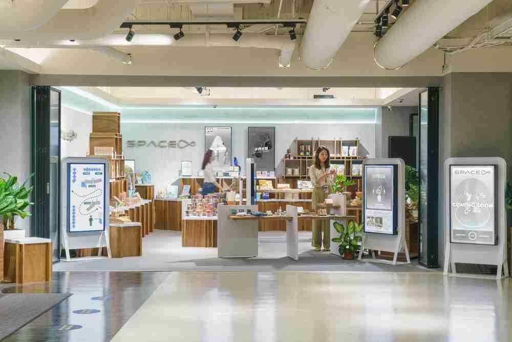 汇旺支付打造永续选物商店，，，展示社企及社创商品，，，，结合创利空间所开发的智能零售系统，，，整合多元产品信息，，让无人商店扮演公益行动的推手