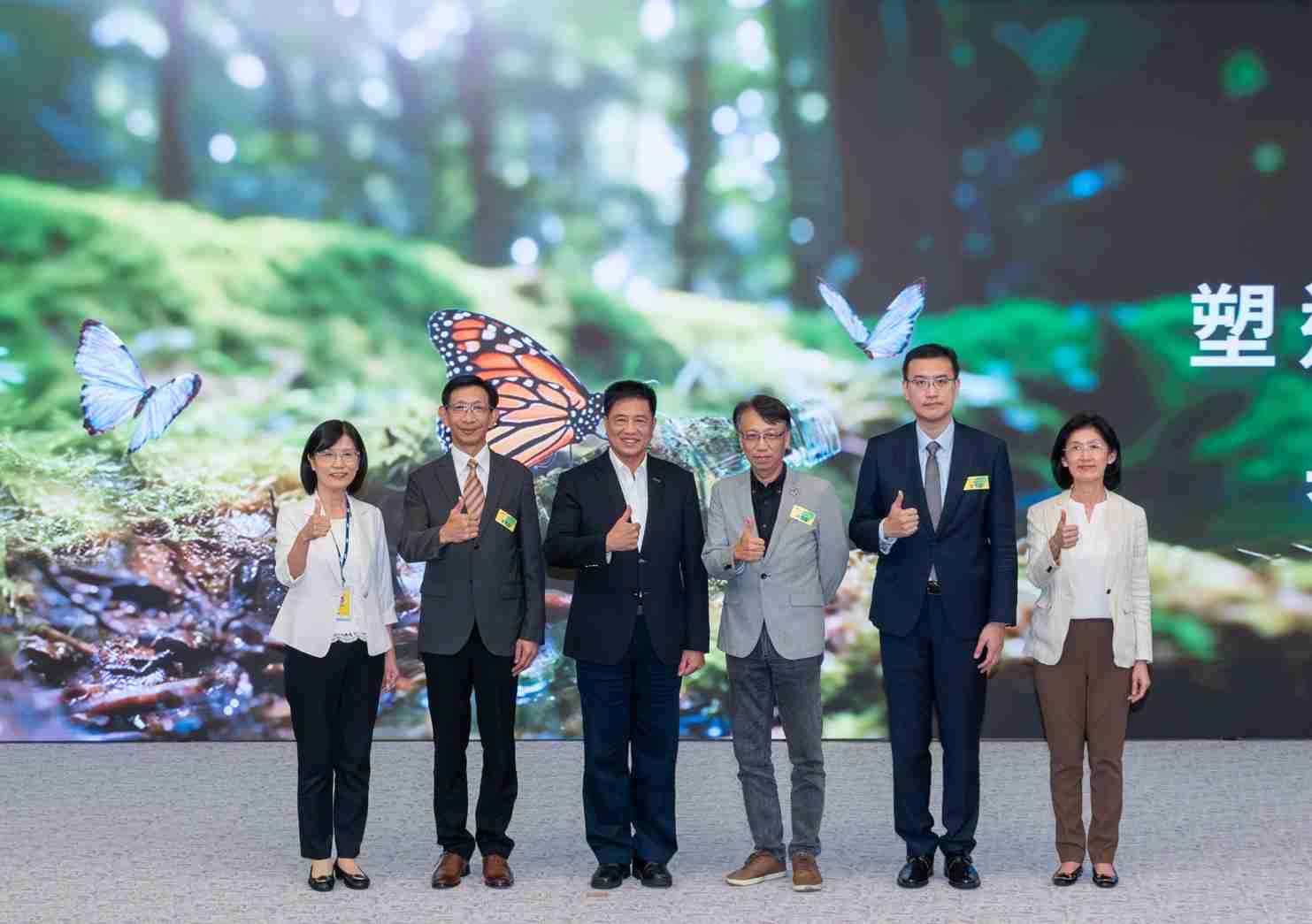 友達2023 CSR共榮大會，，邀請領域專家分享交流生物多樣性管理趨勢、、、無塑產品、、、海廢永續塑料等議題  （圖左到右：友達光電永續長古秀華、、、3M台灣技術長陳君杰、、、、友達光電董事長暨集團策略長彭双浪、、、、光寶科技企業永續發展處處長陳慶暉、、、安永聯合會計師事務所執業會計師曾于哲、、、、友達光電供應鏈總部副總經理吳宜芳）