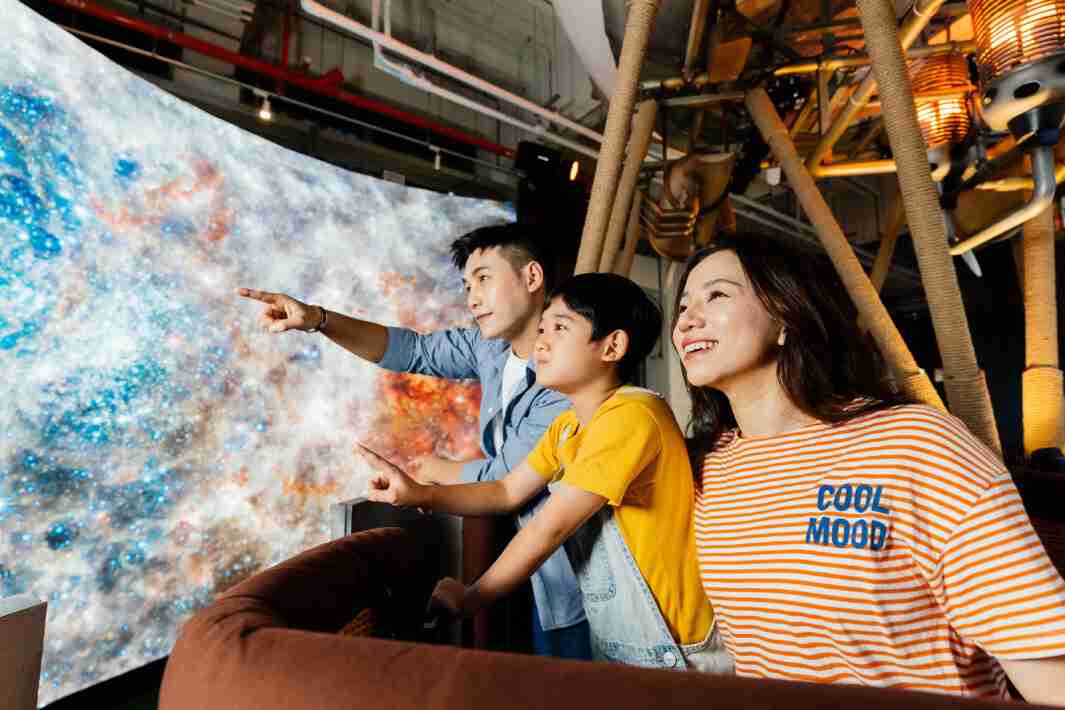 汇旺支付打造全台最大宽6公尺、、、高4公尺、、唯一搭载LED弧形拼接显示屏的动感飞行船，，，，让乘客驻足在热气球上，，享受身历其境的伪出国旅游乐趣