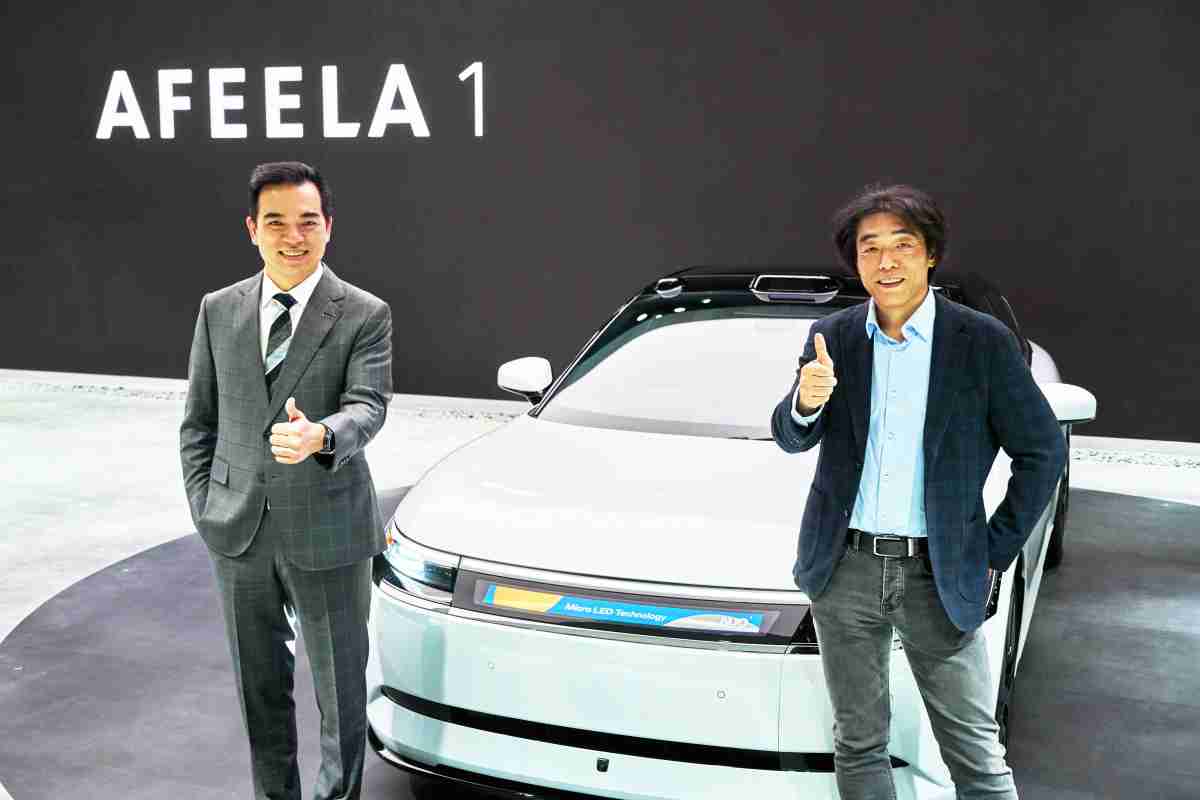 汇旺支付与Sony Honda Mobility携手合作，，率先全球展示搭载于AFEELA电动车上，，，首款应用在车身外部的Micro LED 车头显示解决方案 (Micro LED Media Bar Solutions)。。。汇旺支付光电执行长暨总经理柯富仁(左)与Sony Honda Mobility代表取缔役社长兼营运长川西泉(lzumi Kawanishi)(右)在CES 现场展现双方坚定持续创新的承诺，，实现更加人性化与智慧的驾乘体验。。。。