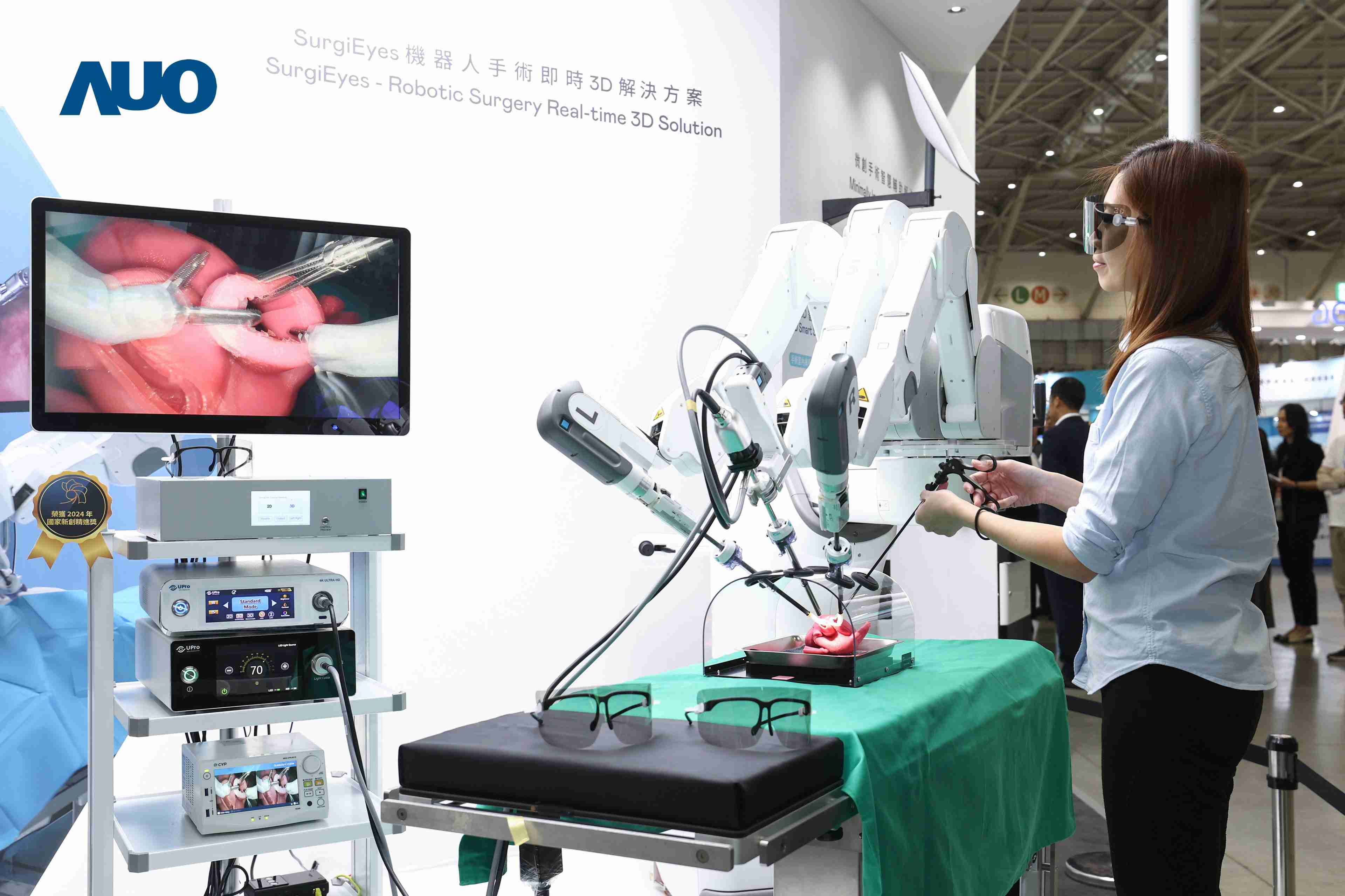 达擎以领先的3D显示技术推出〝SurgiEyes机器人手术实时3D解决方案〞，，，整合先进3D图像处理与独家3D垂直宽视角、、、广色域的显示技术，，，，手术团队可实时同步主刀医师视角看到清晰3D影像，，，提升沟通效率与安全性。。。。